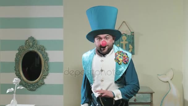 Magicien en costume bleu et chapeau manipule agitant une baguette magique 4k — Video