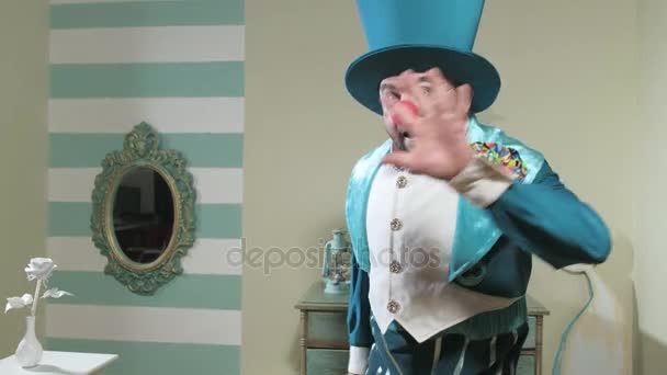 Mágico em terno azul e chapéu manipula acenando uma varinha mágica 4k — Vídeo de Stock