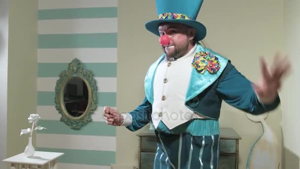 Goochelaar in blauwe pak en hoed manipuleert zwaaien van een toverstokje 4k — Stockvideo