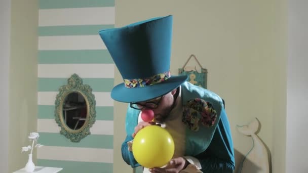 Illusionist shows trick trick with balloon 4k — Stock Video