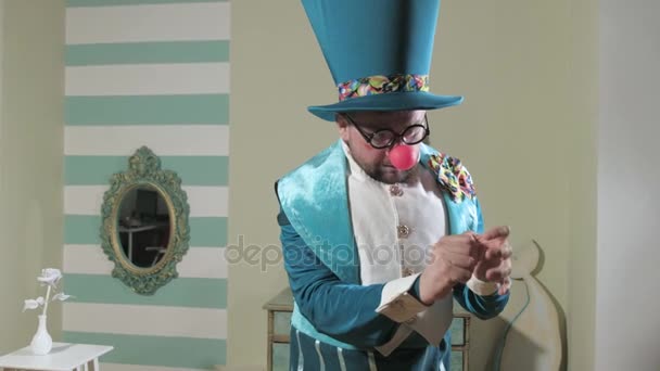 Ilusionista muestra truco truco con globo 4k — Vídeos de Stock
