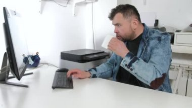 İşadamı duygusal bir diyalog yürütmektedir. 4 k bilgisayar başında oturan ofiste