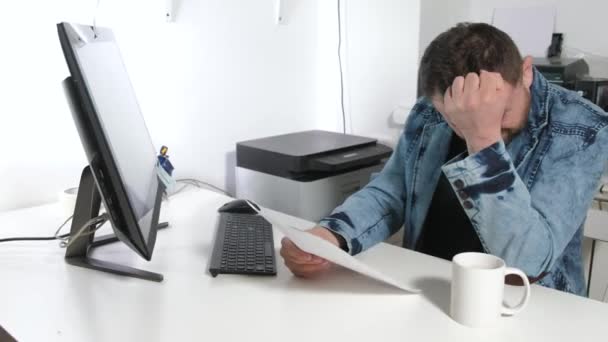 Der Geschäftsmann führt emotional einen Dialog. im Büro, am Computer sitzend 4k — Stockvideo