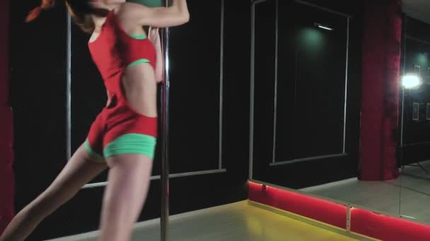 Jovem slim sexy pole dance mulher fhd — Vídeo de Stock