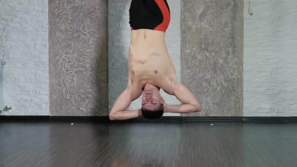 Un homme effectue des exercices alfagraviti dans le studio 4k — Video