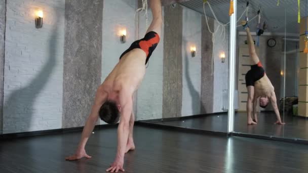 A man performs exercises alfagraviti in the studio 4k — Stock Video