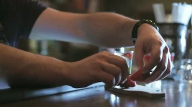 Çilekli kokteyl ön arka plan 4k üzerinde buz ile