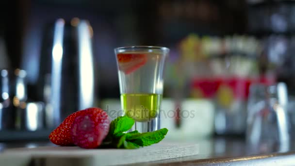 Erdbeer-Cocktail mit Eis auf einem Vordergrundbild 4k — Stockvideo