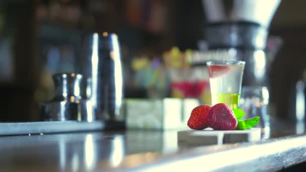 Strawberry cocktail med is på framåt bakgrund 4k — Stockvideo