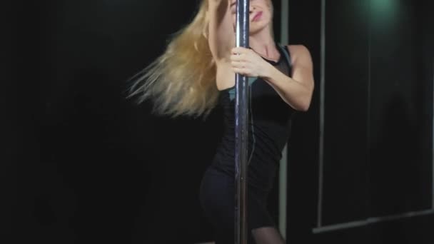 年轻苗条性感钢管舞的女人枳椇子 — 图库视频影像