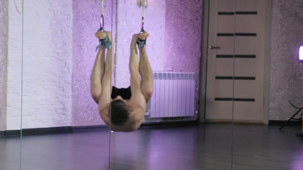 A man performs exercises alfagraviti in the studio 4k — Stock Video