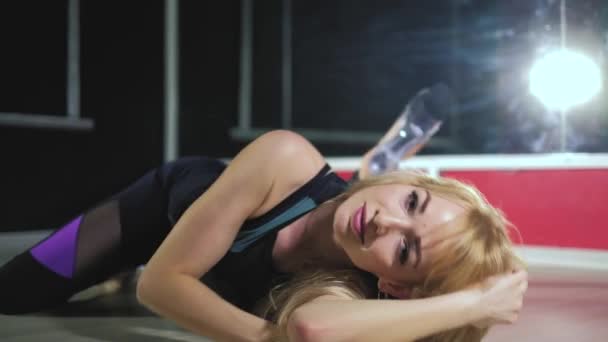 Сексуальная блондинка эротически движется лежа на полу 4k — стоковое видео