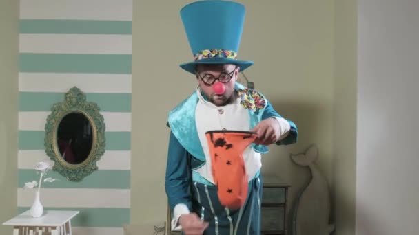 Illusionisten visar trick trick med ballong 4k — Stockvideo