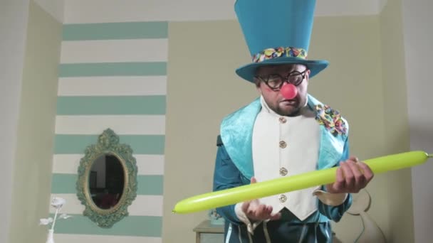 Ilusionista muestra truco truco con globo 4k — Vídeo de stock