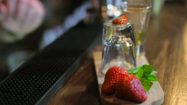Barmen bir kokteyl hazırlar ve bu 4 k ateşe verdi