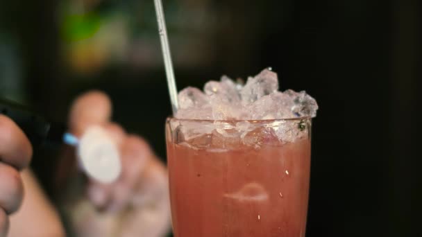 Bartendern bereder en cocktail och sätter den i brand 4k — Stockvideo
