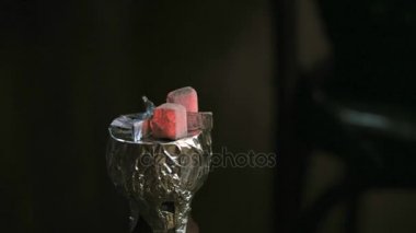 Kömürlerin üzerinde nargile ateş ve kıvılcım sinek 4 k