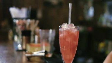 Barmen bir kokteyl bar 4 k gece kulübünde hazırlanıyor