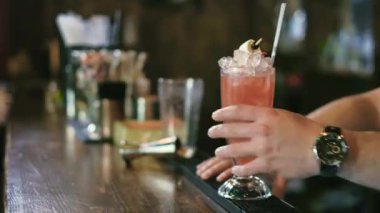 Barmen bir kokteyl bar 4 k gece kulübünde hazırlanıyor