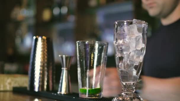 Le barman prépare un cocktail au night club bar 4k — Video
