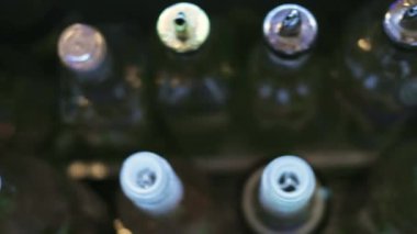 Barmen ürünleri bir kokteyl 4 k için hazırlar.