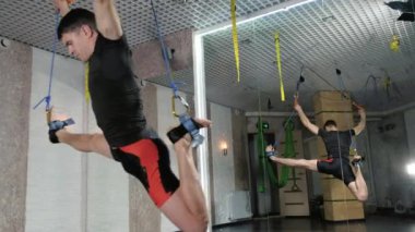 Bir adam egzersizleri alfagraviti studio 4 k gerçekleştirir.