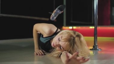 Genç seksi kutup dans kadın fhd ince