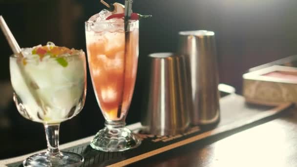 Бармен готовит коктейль в баре ночного клуба 4k — стоковое видео