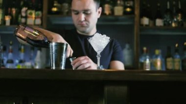 Barmen bir kokteyl bar 4 k gece kulübünde hazırlanıyor