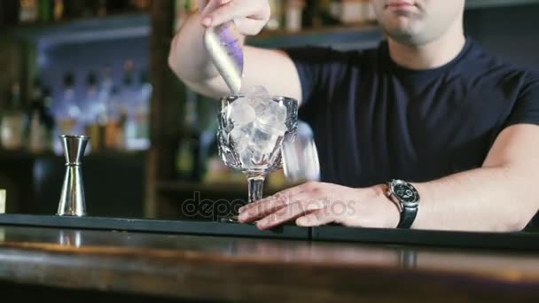 O barman está preparando um coquetel no bar da boate 4k — Vídeo de Stock