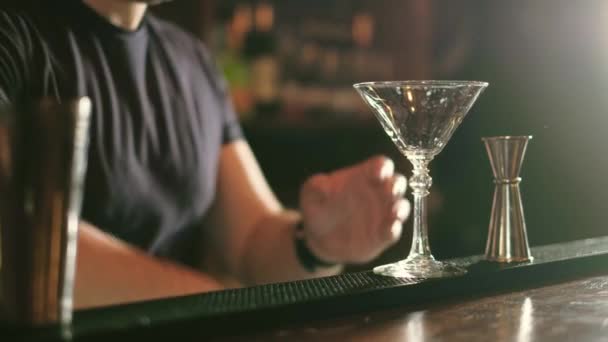 The barman is preparing a cocktail in the night club bar 4k — Stock Video