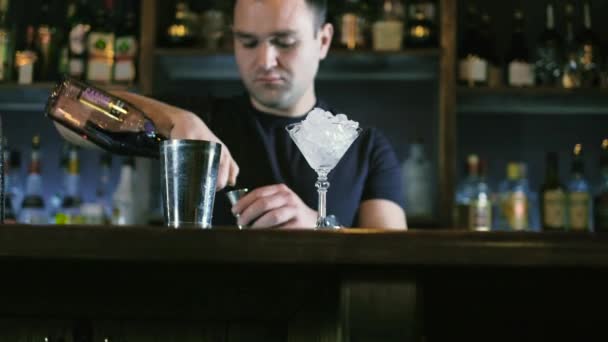 El barman está preparando un cóctel en el bar del club nocturno 4k — Vídeos de Stock