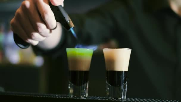 Le barman prépare un cocktail et le met le feu 4k — Video