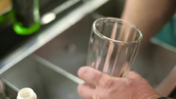 O barman está preparando um coquetel no bar da boate 4k — Vídeo de Stock