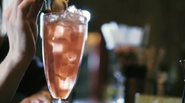 Barmen bir kokteyl bar 4 k gece kulübünde hazırlanıyor