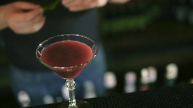 Barmen bir kokteyl bar 4 k gece kulübünde hazırlanıyor