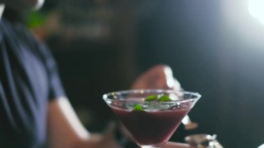 Barmen bir kokteyl bar 4 k gece kulübünde hazırlanıyor
