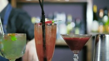 Barmen bir kokteyl bar 4 k gece kulübünde hazırlanıyor