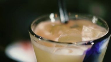 Barmen bir kokteyl bar 4 k gece kulübünde hazırlanıyor