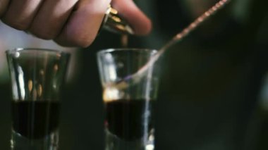 Barmen bir kokteyl bar 4 k gece kulübünde hazırlanıyor