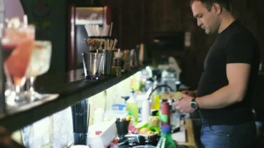 Barmen bir kokteyl bar 4 k gece kulübünde hazırlanıyor