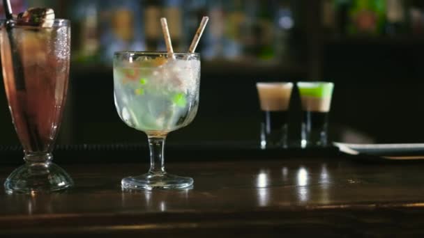 酒吧招待员准备一杯鸡尾酒在夜总会酒吧 4 k — 图库视频影像