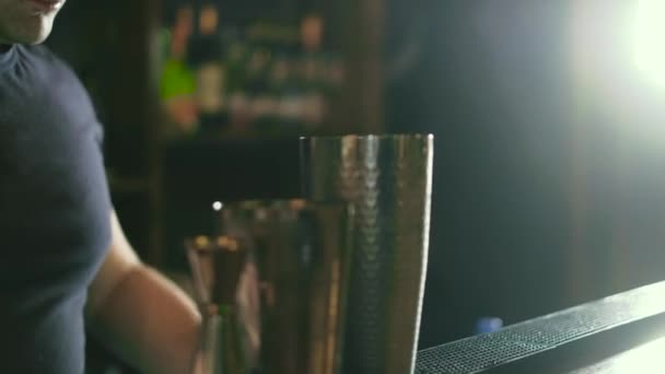 Бармен готує коктейль у барі нічного клубу 4k — стокове відео
