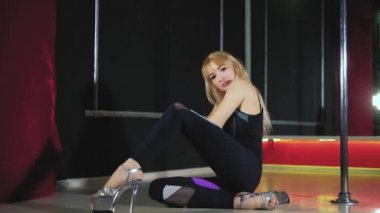 Genç seksi kutup dans kadın fhd ince