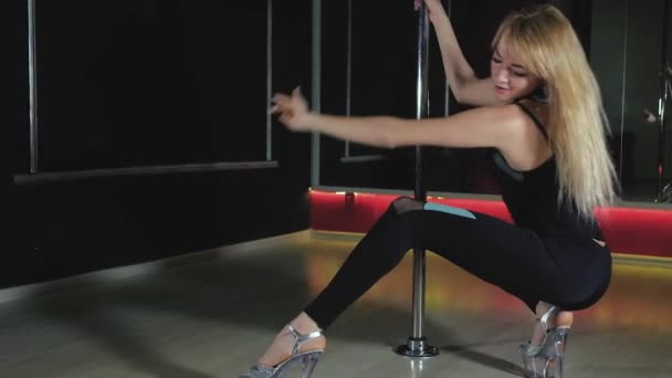 Joven delgado sexy pole dance mujer fhd — Vídeo de stock
