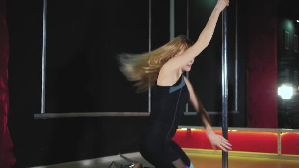 Jonge slanke sexy paal dans vrouw fhd — Stockvideo