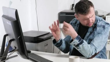 İşadamı duygusal bir diyalog yürütmektedir. 4 k bilgisayar başında oturan ofiste