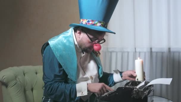 Un illusionista scrive su una macchina da scrivere che regge una candela 4k — Video Stock