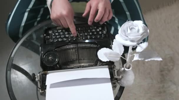 Un ilusionista escribe en una máquina de escribir sosteniendo una vela 4k — Vídeos de Stock