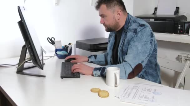 Ο επιχειρηματίας συναισθηματικά διεξάγει διάλογο. Στο γραφείο, κάθεται στον υπολογιστή 4k — Αρχείο Βίντεο